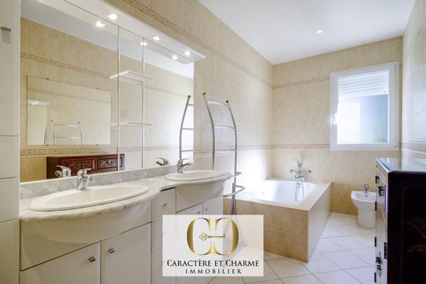 Sarlat-la-Canéda (24200) Sarlat centre. Propriété prestige. Maison principale + 4 gîtes indépendants.