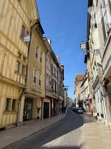 Duplex 3 Pièces ? 76 m² en Plein C?ur de Troyes

Idéalement situé à deux pas de la rue Emile ...