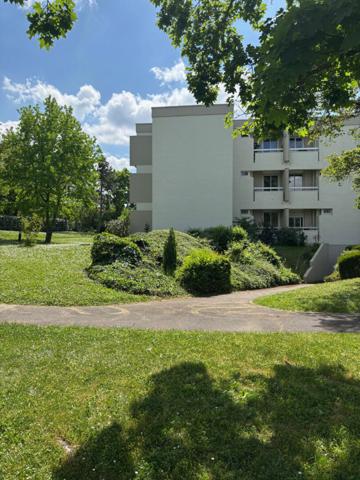 ROSERAIE /BONNEFOY APPARTEMENT T 3 AVEC PARKING AERIEN PRIVATIF ET CELLIER