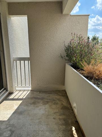 ROSERAIE /BONNEFOY APPARTEMENT T 3 AVEC PARKING AERIEN PRIVATIF ET CELLIER