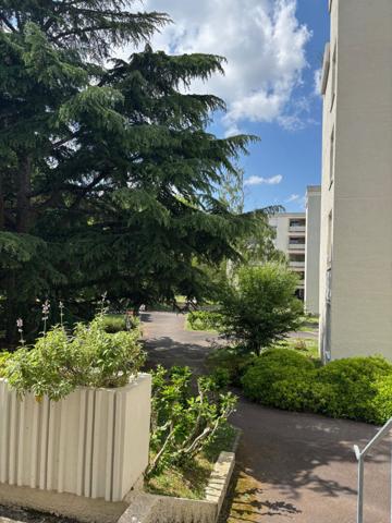 SECTEUR CROIX DAURADE , TRES AGREABLE  APPARTEMENT T 3  AVEC TERRASSE, PARKING AERIEN PRIVATIF ET CELLIER
