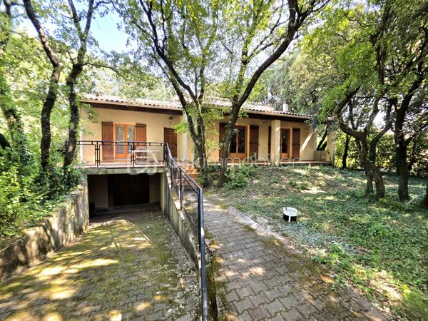 Mickaël Gaudissard vous propose cette villa Plain pied de 120 m² habitable construite en 1988 sur une parcelle close de 1 200 m².

Située en impasse dans un secteur calme sur les hauteurs de Donzère,  cette batisse à rafraichir se compose d'une entrée qui dessert la cuisine de 12 m² à équiper avec accés au garage, un sejour de 40 m² orienté plein sud avec poele à Bûche.

Une salle de bain de 6.5 m² avec baignoire et double vasque, un WC Indépendant. 

Coté nuit, 3 chambres de 10 m², 14 m² et 17 m² avec mezzanine de 9.5 m² pour la plus grande et dressing.

En sous sol un garage de 28 m².

La Parcelle arborée vous permet de profiter d'un espace ombragé sur la terrase de 25 m² plein sud.


Pompe à chaleur Air / Eau pour le chauffage au sol.
Cheminée 3 positions.
Ballon d'eau chaude electrique.
Double vitrage bois.
Fibre optique.
Assainissement individuel (fosse septique non conforme mais possibilité de raccordement au tout à l'égout, regard déja pret à etre raccordé).
Comble aménageable. 
Portail électrique.
DPE classe C
Foncier : 1 440 € / An

Info contact : Mickaël Gaudissard  / 06 40 52 43 96
