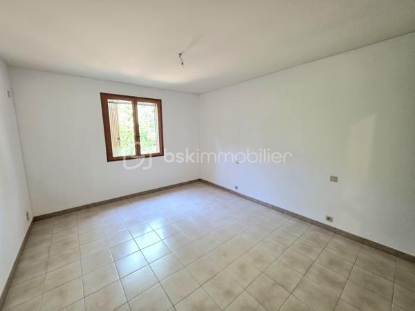 Mickaël Gaudissard vous propose cette villa Plain pied de 120 m² habitable construite en 1988 sur une parcelle close de 1 200 m².

Située en impasse dans un secteur calme sur les hauteurs de Donzère,  cette batisse à rafraichir se compose d'une entrée qui dessert la cuisine de 12 m² à équiper avec accés au garage, un sejour de 40 m² orienté plein sud avec poele à Bûche.

Une salle de bain de 6.5 m² avec baignoire et double vasque, un WC Indépendant. 

Coté nuit, 3 chambres de 10 m², 14 m² et 17 m² avec mezzanine de 9.5 m² pour la plus grande et dressing.

En sous sol un garage de 28 m².

La Parcelle arborée vous permet de profiter d'un espace ombragé sur la terrase de 25 m² plein sud.


Pompe à chaleur Air / Eau pour le chauffage au sol.
Cheminée 3 positions.
Ballon d'eau chaude electrique.
Double vitrage bois.
Fibre optique.
Assainissement individuel (fosse septique non conforme mais possibilité de raccordement au tout à l'égout, regard déja pret à etre raccordé).
Comble aménageable. 
Portail électrique.
DPE classe C
Foncier : 1 440 € / An

Info contact : Mickaël Gaudissard  / 06 40 52 43 96