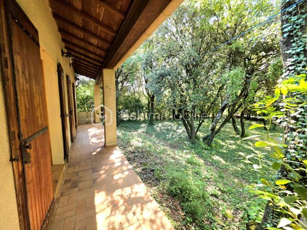 Mickaël Gaudissard vous propose cette villa Plain pied de 120 m² habitable construite en 1988 sur une parcelle close de 1 200 m².

Située en impasse dans un secteur calme sur les hauteurs de Donzère,  cette batisse à rafraichir se compose d'une entrée qui dessert la cuisine de 12 m² à équiper avec accés au garage, un sejour de 40 m² orienté plein sud avec poele à Bûche.

Une salle de bain de 6.5 m² avec baignoire et double vasque, un WC Indépendant. 

Coté nuit, 3 chambres de 10 m², 14 m² et 17 m² avec mezzanine de 9.5 m² pour la plus grande et dressing.

En sous sol un garage de 28 m².

La Parcelle arborée vous permet de profiter d'un espace ombragé sur la terrase de 25 m² plein sud.


Pompe à chaleur Air / Eau pour le chauffage au sol.
Cheminée 3 positions.
Ballon d'eau chaude electrique.
Double vitrage bois.
Fibre optique.
Assainissement individuel (fosse septique non conforme mais possibilité de raccordement au tout à l'égout, regard déja pret à etre raccordé).
Comble aménageable. 
Portail électrique.
DPE classe C
Foncier : 1 440 € / An

Info contact : Mickaël Gaudissard  / 06 40 52 43 96