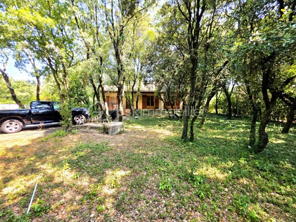 Mickaël Gaudissard vous propose cette villa Plain pied de 120 m² habitable construite en 1988 sur une parcelle close de 1 200 m².

Située en impasse dans un secteur calme sur les hauteurs de Donzère,  cette batisse à rafraichir se compose d'une entrée qui dessert la cuisine de 12 m² à équiper avec accés au garage, un sejour de 40 m² orienté plein sud avec poele à Bûche.

Une salle de bain de 6.5 m² avec baignoire et double vasque, un WC Indépendant. 

Coté nuit, 3 chambres de 10 m², 14 m² et 17 m² avec mezzanine de 9.5 m² pour la plus grande et dressing.

En sous sol un garage de 28 m².

La Parcelle arborée vous permet de profiter d'un espace ombragé sur la terrase de 25 m² plein sud.


Pompe à chaleur Air / Eau pour le chauffage au sol.
Cheminée 3 positions.
Ballon d'eau chaude electrique.
Double vitrage bois.
Fibre optique.
Assainissement individuel (fosse septique non conforme mais possibilité de raccordement au tout à l'égout, regard déja pret à etre raccordé).
Comble aménageable. 
Portail électrique.
DPE classe C
Foncier : 1 440 € / An

Info contact : Mickaël Gaudissard  / 06 40 52 43 96