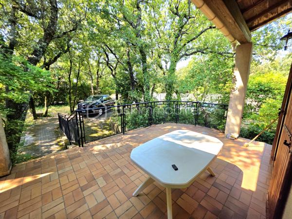 Mickaël Gaudissard vous propose cette villa Plain pied de 120 m² habitable construite en 1988 sur une parcelle close de 1 200 m².

Située en impasse dans un secteur calme sur les hauteurs de Donzère,  cette batisse à rafraichir se compose d'une entrée qui dessert la cuisine de 12 m² à équiper avec accés au garage, un sejour de 40 m² orienté plein sud avec poele à Bûche.

Une salle de bain de 6.5 m² avec baignoire et double vasque, un WC Indépendant. 

Coté nuit, 3 chambres de 10 m², 14 m² et 17 m² avec mezzanine de 9.5 m² pour la plus grande et dressing.

En sous sol un garage de 28 m².

La Parcelle arborée vous permet de profiter d'un espace ombragé sur la terrase de 25 m² plein sud.


Pompe à chaleur Air / Eau pour le chauffage au sol.
Cheminée 3 positions.
Ballon d'eau chaude electrique.
Double vitrage bois.
Fibre optique.
Assainissement individuel (fosse septique non conforme mais possibilité de raccordement au tout à l'égout, regard déja pret à etre raccordé).
Comble aménageable. 
Portail électrique.
DPE classe C
Foncier : 1 440 € / An

Info contact : Mickaël Gaudissard  / 06 40 52 43 96