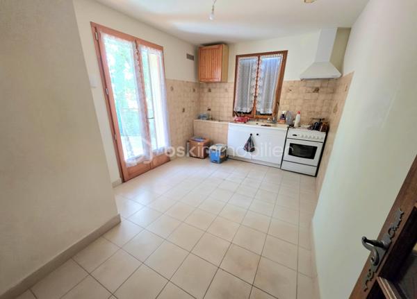 Mickaël Gaudissard vous propose cette villa Plain pied de 120 m² habitable construite en 1988 sur une parcelle close de 1 200 m².

Située en impasse dans un secteur calme sur les hauteurs de Donzère,  cette batisse à rafraichir se compose d'une entrée qui dessert la cuisine de 12 m² à équiper avec accés au garage, un sejour de 40 m² orienté plein sud avec poele à Bûche.

Une salle de bain de 6.5 m² avec baignoire et double vasque, un WC Indépendant. 

Coté nuit, 3 chambres de 10 m², 14 m² et 17 m² avec mezzanine de 9.5 m² pour la plus grande et dressing.

En sous sol un garage de 28 m².

La Parcelle arborée vous permet de profiter d'un espace ombragé sur la terrase de 25 m² plein sud.


Pompe à chaleur Air / Eau pour le chauffage au sol.
Cheminée 3 positions.
Ballon d'eau chaude electrique.
Double vitrage bois.
Fibre optique.
Assainissement individuel (fosse septique non conforme mais possibilité de raccordement au tout à l'égout, regard déja pret à etre raccordé).
Comble aménageable. 
Portail électrique.
DPE classe C
Foncier : 1 440 € / An

Info contact : Mickaël Gaudissard  / 06 40 52 43 96