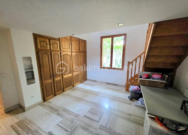 Mickaël Gaudissard vous propose cette villa Plain pied de 120 m² habitable construite en 1988 sur une parcelle close de 1 200 m².

Située en impasse dans un secteur calme sur les hauteurs de Donzère,  cette batisse à rafraichir se compose d'une entrée qui dessert la cuisine de 12 m² à équiper avec accés au garage, un sejour de 40 m² orienté plein sud avec poele à Bûche.

Une salle de bain de 6.5 m² avec baignoire et double vasque, un WC Indépendant. 

Coté nuit, 3 chambres de 10 m², 14 m² et 17 m² avec mezzanine de 9.5 m² pour la plus grande et dressing.

En sous sol un garage de 28 m².

La Parcelle arborée vous permet de profiter d'un espace ombragé sur la terrase de 25 m² plein sud.


Pompe à chaleur Air / Eau pour le chauffage au sol.
Cheminée 3 positions.
Ballon d'eau chaude electrique.
Double vitrage bois.
Fibre optique.
Assainissement individuel (fosse septique non conforme mais possibilité de raccordement au tout à l'égout, regard déja pret à etre raccordé).
Comble aménageable. 
Portail électrique.
DPE classe C
Foncier : 1 440 € / An

Info contact : Mickaël Gaudissard  / 06 40 52 43 96