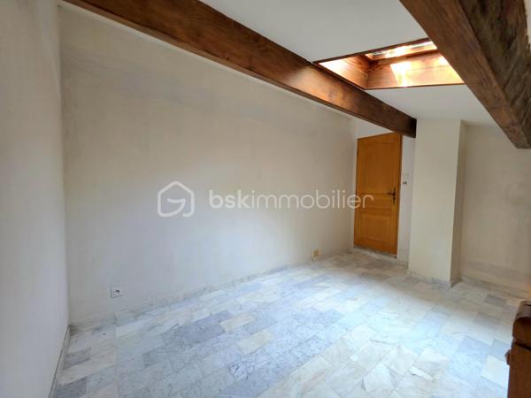 Mickaël Gaudissard vous propose cette villa Plain pied de 120 m² habitable construite en 1988 sur une parcelle close de 1 200 m².

Située en impasse dans un secteur calme sur les hauteurs de Donzère,  cette batisse à rafraichir se compose d'une entrée qui dessert la cuisine de 12 m² à équiper avec accés au garage, un sejour de 40 m² orienté plein sud avec poele à Bûche.

Une salle de bain de 6.5 m² avec baignoire et double vasque, un WC Indépendant. 

Coté nuit, 3 chambres de 10 m², 14 m² et 17 m² avec mezzanine de 9.5 m² pour la plus grande et dressing.

En sous sol un garage de 28 m².

La Parcelle arborée vous permet de profiter d'un espace ombragé sur la terrase de 25 m² plein sud.


Pompe à chaleur Air / Eau pour le chauffage au sol.
Cheminée 3 positions.
Ballon d'eau chaude electrique.
Double vitrage bois.
Fibre optique.
Assainissement individuel (fosse septique non conforme mais possibilité de raccordement au tout à l'égout, regard déja pret à etre raccordé).
Comble aménageable. 
Portail électrique.
DPE classe C
Foncier : 1 440 € / An

Info contact : Mickaël Gaudissard  / 06 40 52 43 96