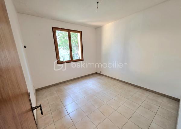 Mickaël Gaudissard vous propose cette villa Plain pied de 120 m² habitable construite en 1988 sur une parcelle close de 1 200 m².

Située en impasse dans un secteur calme sur les hauteurs de Donzère,  cette batisse à rafraichir se compose d'une entrée qui dessert la cuisine de 12 m² à équiper avec accés au garage, un sejour de 40 m² orienté plein sud avec poele à Bûche.

Une salle de bain de 6.5 m² avec baignoire et double vasque, un WC Indépendant. 

Coté nuit, 3 chambres de 10 m², 14 m² et 17 m² avec mezzanine de 9.5 m² pour la plus grande et dressing.

En sous sol un garage de 28 m².

La Parcelle arborée vous permet de profiter d'un espace ombragé sur la terrase de 25 m² plein sud.


Pompe à chaleur Air / Eau pour le chauffage au sol.
Cheminée 3 positions.
Ballon d'eau chaude electrique.
Double vitrage bois.
Fibre optique.
Assainissement individuel (fosse septique non conforme mais possibilité de raccordement au tout à l'égout, regard déja pret à etre raccordé).
Comble aménageable. 
Portail électrique.
DPE classe C
Foncier : 1 440 € / An

Info contact : Mickaël Gaudissard  / 06 40 52 43 96