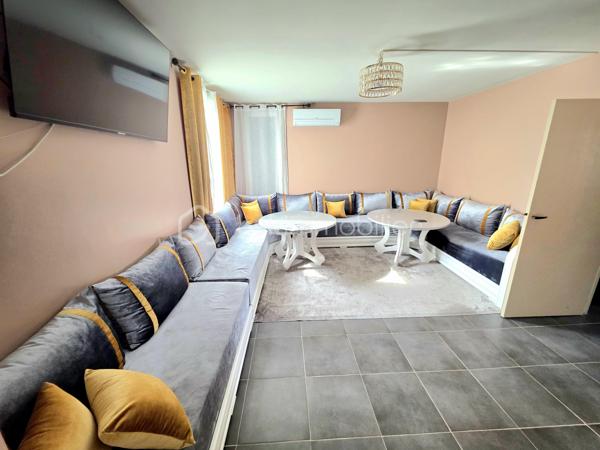 Mickaël GAUDISSARD vous propose, en rée de chaussée, cet appartement de 68 m² carrez au sein d'une copropriété des années 70.

Il se compose d'une cuisine équipée avec four, micro onde, plaque de cuisson, hotte aspirante, lave vaisselle.
Le double séjour orienté plein Est bénéficie d'un balcon.
2 chambres dont une avec balcon.
Salle d'eau avec douche et loggia.
Nombreux rangements dans le couloir.
Cave privative dans l'immeuble

Climatisation réversible dans la chambre est et le séjour.
Chauffage collectif / Double vitrage / VMC / Fibre optique.
Revêtements de sol et peinture récente.
Charges de copropriété : 120 € / Mois (Eau froide, chauffage, entretien et électricité des communs, entretien des espaces verts)
Taxe foncière : 850 € / An

Stationnement commune au pied de l'immeuble

A proximité immédiates des commodités, écoles et collèges.

Info contact : Mickaël GAUDISSARD / 06 40 52 43 96