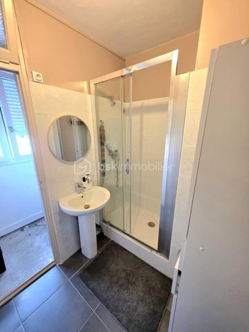 Mickaël GAUDISSARD vous propose, en rée de chaussée, cet appartement de 68 m² carrez au sein d'une copropriété des années 70.

Il se compose d'une cuisine équipée avec four, micro onde, plaque de cuisson, hotte aspirante, lave vaisselle.
Le double séjour orienté plein Est bénéficie d'un balcon.
2 chambres dont une avec balcon.
Salle d'eau avec douche et loggia.
Nombreux rangements dans le couloir.
Cave privative dans l'immeuble

Climatisation réversible dans la chambre est et le séjour.
Chauffage collectif / Double vitrage / VMC / Fibre optique.
Revêtements de sol et peinture récente.
Charges de copropriété : 120 € / Mois (Eau froide, chauffage, entretien et électricité des communs, entretien des espaces verts)
Taxe foncière : 850 € / An

Stationnement commune au pied de l'immeuble

A proximité immédiates des commodités, écoles et collèges.

Info contact : Mickaël GAUDISSARD / 06 40 52 43 96