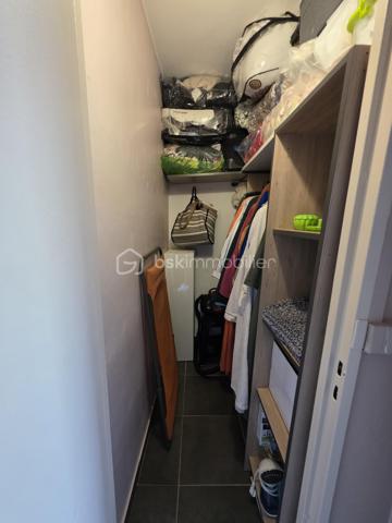 Mickaël GAUDISSARD vous propose, en rée de chaussée, cet appartement de 68 m² carrez au sein d'une copropriété des années 70.

Il se compose d'une cuisine équipée avec four, micro onde, plaque de cuisson, hotte aspirante, lave vaisselle.
Le double séjour orienté plein Est bénéficie d'un balcon.
2 chambres dont une avec balcon.
Salle d'eau avec douche et loggia.
Nombreux rangements dans le couloir.
Cave privative dans l'immeuble

Climatisation réversible dans la chambre est et le séjour.
Chauffage collectif / Double vitrage / VMC / Fibre optique.
Revêtements de sol et peinture récente.
Charges de copropriété : 120 € / Mois (Eau froide, chauffage, entretien et électricité des communs, entretien des espaces verts)
Taxe foncière : 850 € / An

Stationnement commune au pied de l'immeuble

A proximité immédiates des commodités, écoles et collèges.

Info contact : Mickaël GAUDISSARD / 06 40 52 43 96
