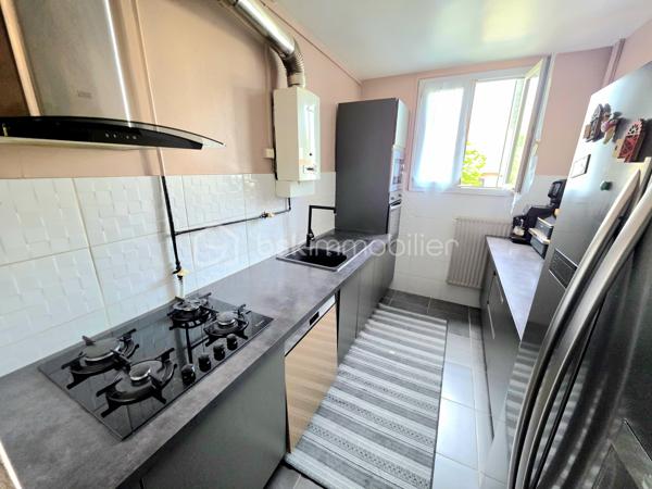 Mickaël GAUDISSARD vous propose, en rée de chaussée, cet appartement de 68 m² carrez au sein d'une copropriété des années 70.

Il se compose d'une cuisine équipée avec four, micro onde, plaque de cuisson, hotte aspirante, lave vaisselle.
Le double séjour orienté plein Est bénéficie d'un balcon.
2 chambres dont une avec balcon.
Salle d'eau avec douche et loggia.
Nombreux rangements dans le couloir.
Cave privative dans l'immeuble

Climatisation réversible dans la chambre est et le séjour.
Chauffage collectif / Double vitrage / VMC / Fibre optique.
Revêtements de sol et peinture récente.
Charges de copropriété : 120 € / Mois (Eau froide, chauffage, entretien et électricité des communs, entretien des espaces verts)
Taxe foncière : 850 € / An

Stationnement commune au pied de l'immeuble

A proximité immédiates des commodités, écoles et collèges.

Info contact : Mickaël GAUDISSARD / 06 40 52 43 96