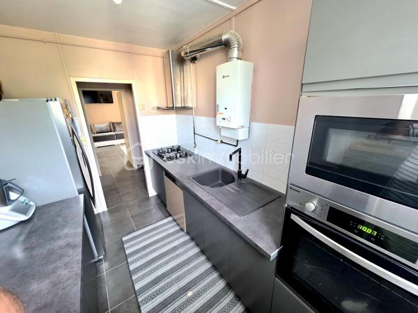 Mickaël GAUDISSARD vous propose, en rée de chaussée, cet appartement de 68 m² carrez au sein d'une copropriété des années 70.

Il se compose d'une cuisine équipée avec four, micro onde, plaque de cuisson, hotte aspirante, lave vaisselle.
Le double séjour orienté plein Est bénéficie d'un balcon.
2 chambres dont une avec balcon.
Salle d'eau avec douche et loggia.
Nombreux rangements dans le couloir.
Cave privative dans l'immeuble

Climatisation réversible dans la chambre est et le séjour.
Chauffage collectif / Double vitrage / VMC / Fibre optique.
Revêtements de sol et peinture récente.
Charges de copropriété : 120 € / Mois (Eau froide, chauffage, entretien et électricité des communs, entretien des espaces verts)
Taxe foncière : 850 € / An

Stationnement commune au pied de l'immeuble

A proximité immédiates des commodités, écoles et collèges.

Info contact : Mickaël GAUDISSARD / 06 40 52 43 96