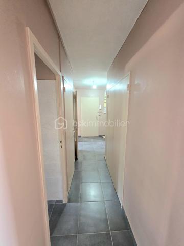 Mickaël GAUDISSARD vous propose, en rée de chaussée, cet appartement de 68 m² carrez au sein d'une copropriété des années 70.

Il se compose d'une cuisine équipée avec four, micro onde, plaque de cuisson, hotte aspirante, lave vaisselle.
Le double séjour orienté plein Est bénéficie d'un balcon.
2 chambres dont une avec balcon.
Salle d'eau avec douche et loggia.
Nombreux rangements dans le couloir.
Cave privative dans l'immeuble

Climatisation réversible dans la chambre est et le séjour.
Chauffage collectif / Double vitrage / VMC / Fibre optique.
Revêtements de sol et peinture récente.
Charges de copropriété : 120 € / Mois (Eau froide, chauffage, entretien et électricité des communs, entretien des espaces verts)
Taxe foncière : 850 € / An

Stationnement commune au pied de l'immeuble

A proximité immédiates des commodités, écoles et collèges.

Info contact : Mickaël GAUDISSARD / 06 40 52 43 96