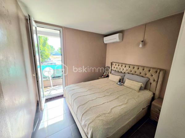 Mickaël GAUDISSARD vous propose, en rée de chaussée, cet appartement de 68 m² carrez au sein d'une copropriété des années 70.

Il se compose d'une cuisine équipée avec four, micro onde, plaque de cuisson, hotte aspirante, lave vaisselle.
Le double séjour orienté plein Est bénéficie d'un balcon.
2 chambres dont une avec balcon.
Salle d'eau avec douche et loggia.
Nombreux rangements dans le couloir.
Cave privative dans l'immeuble

Climatisation réversible dans la chambre est et le séjour.
Chauffage collectif / Double vitrage / VMC / Fibre optique.
Revêtements de sol et peinture récente.
Charges de copropriété : 120 € / Mois (Eau froide, chauffage, entretien et électricité des communs, entretien des espaces verts)
Taxe foncière : 850 € / An

Stationnement commune au pied de l'immeuble

A proximité immédiates des commodités, écoles et collèges.

Info contact : Mickaël GAUDISSARD / 06 40 52 43 96