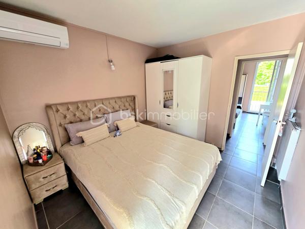 Mickaël GAUDISSARD vous propose, en rée de chaussée, cet appartement de 68 m² carrez au sein d'une copropriété des années 70.

Il se compose d'une cuisine équipée avec four, micro onde, plaque de cuisson, hotte aspirante, lave vaisselle.
Le double séjour orienté plein Est bénéficie d'un balcon.
2 chambres dont une avec balcon.
Salle d'eau avec douche et loggia.
Nombreux rangements dans le couloir.
Cave privative dans l'immeuble

Climatisation réversible dans la chambre est et le séjour.
Chauffage collectif / Double vitrage / VMC / Fibre optique.
Revêtements de sol et peinture récente.
Charges de copropriété : 120 € / Mois (Eau froide, chauffage, entretien et électricité des communs, entretien des espaces verts)
Taxe foncière : 850 € / An

Stationnement commune au pied de l'immeuble

A proximité immédiates des commodités, écoles et collèges.

Info contact : Mickaël GAUDISSARD / 06 40 52 43 96