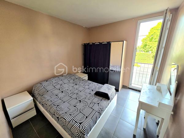 Mickaël GAUDISSARD vous propose, en rée de chaussée, cet appartement de 68 m² carrez au sein d'une copropriété des années 70.

Il se compose d'une cuisine équipée avec four, micro onde, plaque de cuisson, hotte aspirante, lave vaisselle.
Le double séjour orienté plein Est bénéficie d'un balcon.
2 chambres dont une avec balcon.
Salle d'eau avec douche et loggia.
Nombreux rangements dans le couloir.
Cave privative dans l'immeuble

Climatisation réversible dans la chambre est et le séjour.
Chauffage collectif / Double vitrage / VMC / Fibre optique.
Revêtements de sol et peinture récente.
Charges de copropriété : 120 € / Mois (Eau froide, chauffage, entretien et électricité des communs, entretien des espaces verts)
Taxe foncière : 850 € / An

Stationnement commune au pied de l'immeuble

A proximité immédiates des commodités, écoles et collèges.

Info contact : Mickaël GAUDISSARD / 06 40 52 43 96