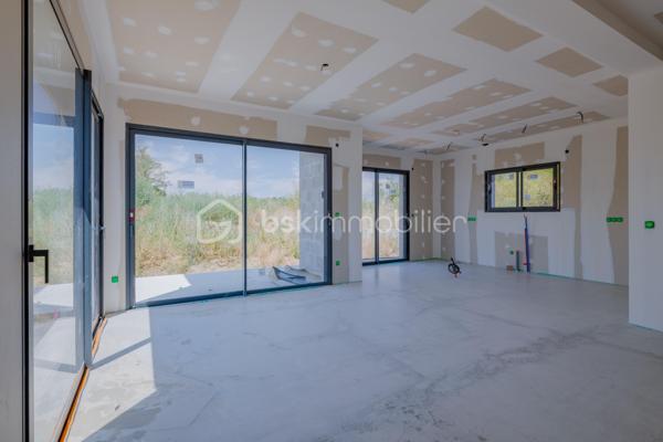 Découvrez cette magnifique maison contemporaine, idéalement située au fond d'une impasse, dans un environnement résidentiel calme et recherché.

Actuellement en cours d'achèvement, cette maison offre une opportunité rare d'emménager dès cet automne dans un bien neuf aux prestations haut de gamme.

Répartie sur un rez-de-chaussée et un étage, elle propose environ 135 m² habitables pensés par un architecte afin d'optimiser chaque espace et de créer des volumes généreux et fonctionnels.
Elle se compose de 3 chambres, dont une véritable suite parentale avec son dressing et sa salle d'eau privative. De grands espaces de vie, particulièrement lumineux grâce à de grandes baies vitrées qui bénéficient d'une hauteur sous plafond supérieure à 2,70 m, apportant une sensation d'espace et un confort de vie. D'un cellier, une buanderie et un grand bureau.

Implantée sur un terrain de 440 m², la maison dispose d'une entrée privative, d'un garage de 25 m², d'une terrasse ainsi que d'un balcon à l'étage. Les extérieurs, sans vis-à-vis, vous permettront de profiter pleinement des beaux jours en toute intimité.
Les prestations ont été soigneusement sélectionnées pour répondre aux attentes et sera livrée avec :

Carrelage grand format 120 × 120 cm.
Chauffage au sol.
Climatisation réversible.
Grandes baies vitrées.
Finitions haut standing.
Matériaux de qualité.

Enfin, vous aurez la possibilité de personnaliser votre cuisine, afin de créer un intérieur à votre image.
Une réalisation alliant architecture contemporaine, confort, élégance et prestations premium, idéale pour les acquéreurs à la recherche d'un bien d'exception dans un cadre de vie paisible.
Contactez-nous dès aujourd'hui pour obtenir davantage d'informations sur ce projet et découvrir cette future maison d'exception.