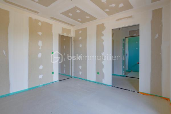 Découvrez cette magnifique maison contemporaine, idéalement située au fond d'une impasse, dans un environnement résidentiel calme et recherché.

Actuellement en cours d'achèvement, cette maison offre une opportunité rare d'emménager dès cet automne dans un bien neuf aux prestations haut de gamme.

Répartie sur un rez-de-chaussée et un étage, elle propose environ 135 m² habitables pensés par un architecte afin d'optimiser chaque espace et de créer des volumes généreux et fonctionnels.
Elle se compose de 3 chambres, dont une véritable suite parentale avec son dressing et sa salle d'eau privative. De grands espaces de vie, particulièrement lumineux grâce à de grandes baies vitrées qui bénéficient d'une hauteur sous plafond supérieure à 2,70 m, apportant une sensation d'espace et un confort de vie. D'un cellier, une buanderie et un grand bureau.

Implantée sur un terrain de 440 m², la maison dispose d'une entrée privative, d'un garage de 25 m², d'une terrasse ainsi que d'un balcon à l'étage. Les extérieurs, sans vis-à-vis, vous permettront de profiter pleinement des beaux jours en toute intimité.
Les prestations ont été soigneusement sélectionnées pour répondre aux attentes et sera livrée avec :

Carrelage grand format 120 × 120 cm.
Chauffage au sol.
Climatisation réversible.
Grandes baies vitrées.
Finitions haut standing.
Matériaux de qualité.

Enfin, vous aurez la possibilité de personnaliser votre cuisine, afin de créer un intérieur à votre image.
Une réalisation alliant architecture contemporaine, confort, élégance et prestations premium, idéale pour les acquéreurs à la recherche d'un bien d'exception dans un cadre de vie paisible.
Contactez-nous dès aujourd'hui pour obtenir davantage d'informations sur ce projet et découvrir cette future maison d'exception.