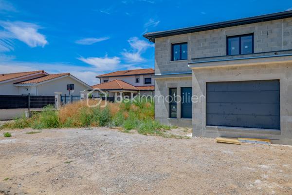 Découvrez cette magnifique maison contemporaine, idéalement située au fond d'une impasse, dans un environnement résidentiel calme et recherché.

Actuellement en cours d'achèvement, cette maison offre une opportunité rare d'emménager dès cet automne dans un bien neuf aux prestations haut de gamme.

Répartie sur un rez-de-chaussée et un étage, elle propose environ 135 m² habitables pensés par un architecte afin d'optimiser chaque espace et de créer des volumes généreux et fonctionnels.
Elle se compose de 3 chambres, dont une véritable suite parentale avec son dressing et sa salle d'eau privative. De grands espaces de vie, particulièrement lumineux grâce à de grandes baies vitrées qui bénéficient d'une hauteur sous plafond supérieure à 2,70 m, apportant une sensation d'espace et un confort de vie. D'un cellier, une buanderie et un grand bureau.

Implantée sur un terrain de 440 m², la maison dispose d'une entrée privative, d'un garage de 25 m², d'une terrasse ainsi que d'un balcon à l'étage. Les extérieurs, sans vis-à-vis, vous permettront de profiter pleinement des beaux jours en toute intimité.
Les prestations ont été soigneusement sélectionnées pour répondre aux attentes et sera livrée avec :

Carrelage grand format 120 × 120 cm.
Chauffage au sol.
Climatisation réversible.
Grandes baies vitrées.
Finitions haut standing.
Matériaux de qualité.

Enfin, vous aurez la possibilité de personnaliser votre cuisine, afin de créer un intérieur à votre image.
Une réalisation alliant architecture contemporaine, confort, élégance et prestations premium, idéale pour les acquéreurs à la recherche d'un bien d'exception dans un cadre de vie paisible.
Contactez-nous dès aujourd'hui pour obtenir davantage d'informations sur ce projet et découvrir cette future maison d'exception.