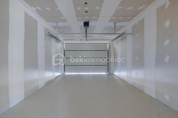 Découvrez cette magnifique maison contemporaine, idéalement située au fond d'une impasse, dans un environnement résidentiel calme et recherché.

Actuellement en cours d'achèvement, cette maison offre une opportunité rare d'emménager dès cet automne dans un bien neuf aux prestations haut de gamme.

Répartie sur un rez-de-chaussée et un étage, elle propose environ 135 m² habitables pensés par un architecte afin d'optimiser chaque espace et de créer des volumes généreux et fonctionnels.
Elle se compose de 3 chambres, dont une véritable suite parentale avec son dressing et sa salle d'eau privative. De grands espaces de vie, particulièrement lumineux grâce à de grandes baies vitrées qui bénéficient d'une hauteur sous plafond supérieure à 2,70 m, apportant une sensation d'espace et un confort de vie. D'un cellier, une buanderie et un grand bureau.

Implantée sur un terrain de 440 m², la maison dispose d'une entrée privative, d'un garage de 25 m², d'une terrasse ainsi que d'un balcon à l'étage. Les extérieurs, sans vis-à-vis, vous permettront de profiter pleinement des beaux jours en toute intimité.
Les prestations ont été soigneusement sélectionnées pour répondre aux attentes et sera livrée avec :

Carrelage grand format 120 × 120 cm.
Chauffage au sol.
Climatisation réversible.
Grandes baies vitrées.
Finitions haut standing.
Matériaux de qualité.

Enfin, vous aurez la possibilité de personnaliser votre cuisine, afin de créer un intérieur à votre image.
Une réalisation alliant architecture contemporaine, confort, élégance et prestations premium, idéale pour les acquéreurs à la recherche d'un bien d'exception dans un cadre de vie paisible.
Contactez-nous dès aujourd'hui pour obtenir davantage d'informations sur ce projet et découvrir cette future maison d'exception.