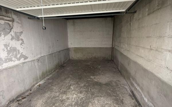 Stationnement à louer    Brest