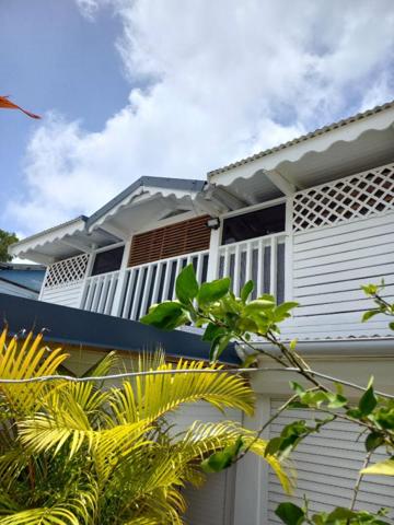 Maison en triplex dans un petit lotissement au prix de 160000 à Les Abymes 97139 Guadeloupe