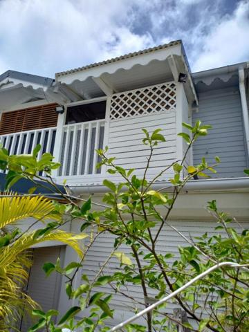 Maison en triplex dans un petit lotissement au prix de 160000 à Les Abymes 97139 Guadeloupe