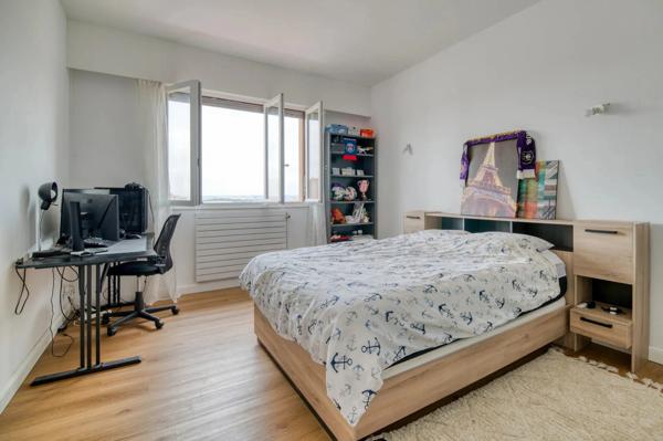 Maison individuelle rénovée 300 m² avec piscine, terrain CLOS vu sur les Pyrennées et appartement indépendant