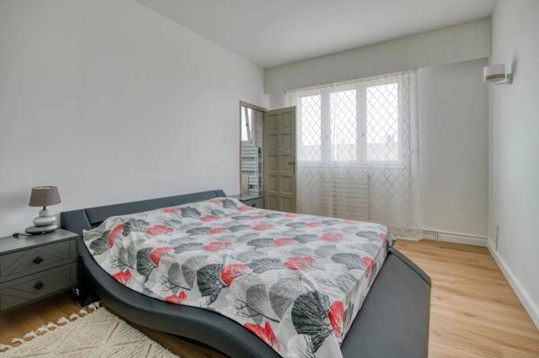 Maison individuelle rénovée 300 m² avec piscine, terrain CLOS vu sur les Pyrennées et appartement indépendant