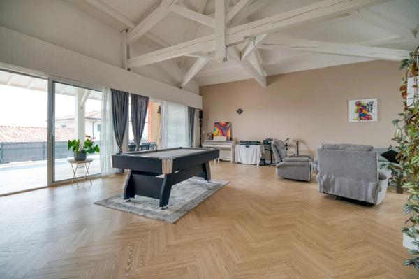 Maison individuelle rénovée 300 m² avec piscine, terrain CLOS vu sur les Pyrennées et appartement indépendant