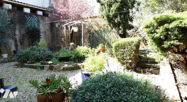 MAISON CENTRE VILLE AVEC GARAGE ET JARDIN A SAINT-MAXIMIN