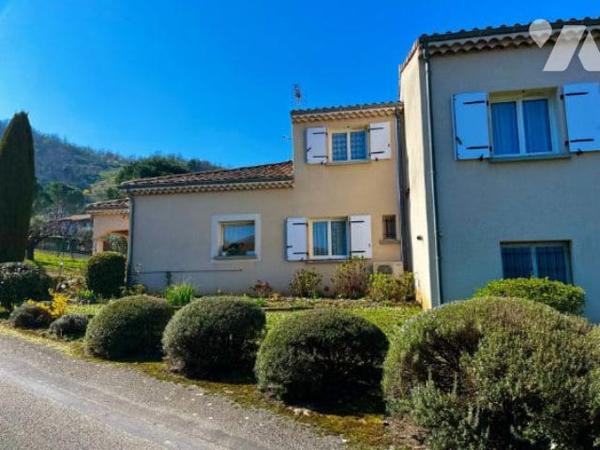 TOURNON Nord-Très belle villa de 161m² sur les hauteurs avec vue dégagée sur une parcelle de 1099m².