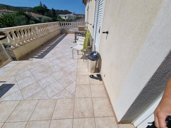 Gignac-la-Nerthe (13180) Maison composé de 2 logements au centre ville