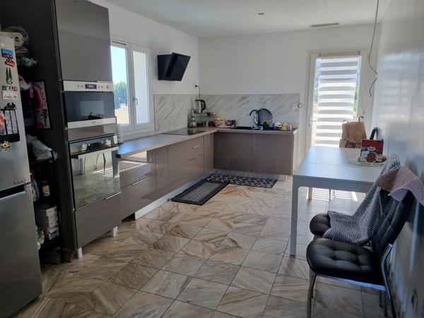 Gignac-la-Nerthe (13180) Maison composé de 2 logements au centre ville