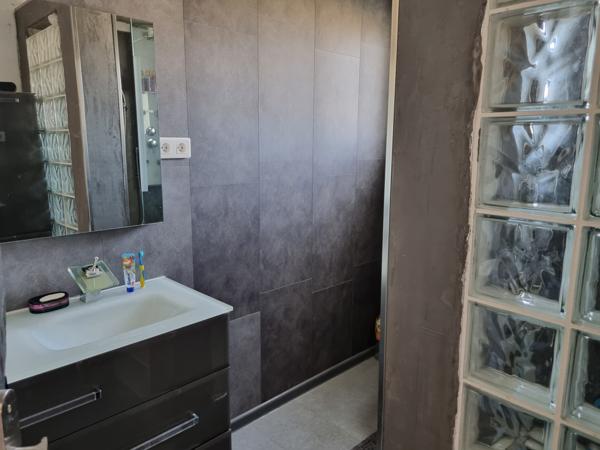 Gignac-la-Nerthe (13180) Maison composé de 2 logements au centre ville