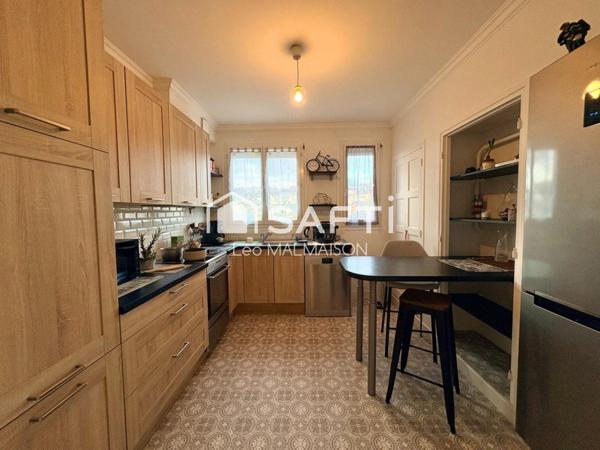 Vrai espace de réception, élégant et vivant