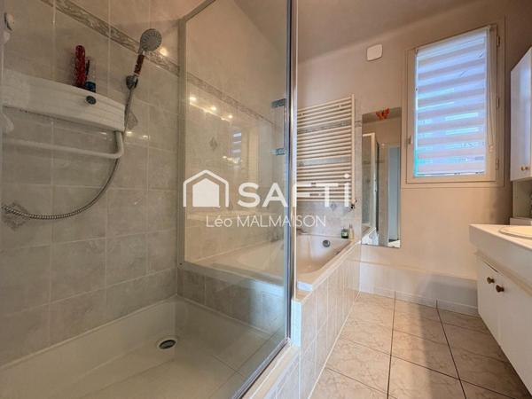 Vrai espace de réception, élégant et vivant