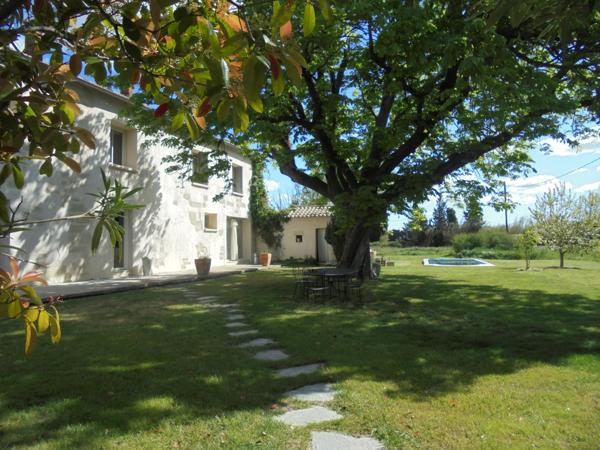 Barbentane (13570) BARBENTANE (13570) - MAS 270 M2 AVEC DEPENDANCE SUR GRAND TERRAIN 27000 M2