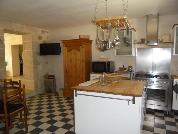 Barbentane (13570) BARBENTANE (13570) - MAS 270 M2 AVEC DEPENDANCE SUR GRAND TERRAIN 27000 M2