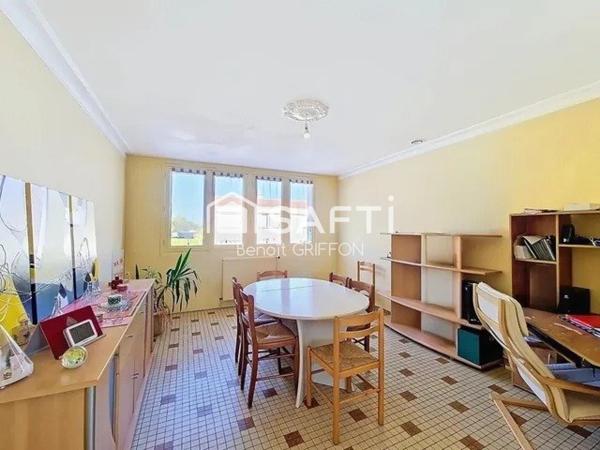 Maison familiale, jardin clos, volumes lumineux