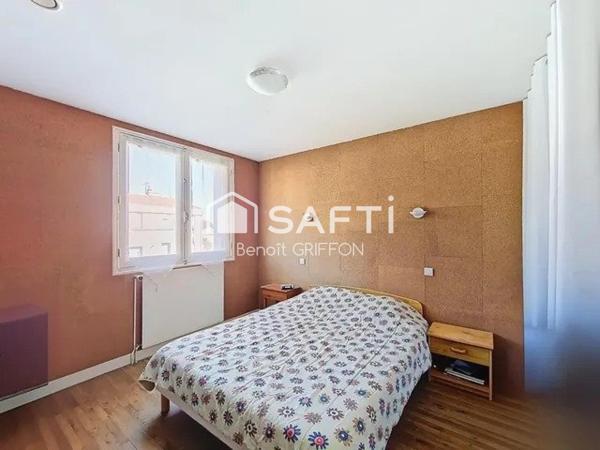 Maison familiale, jardin clos, volumes lumineux