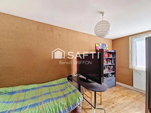 Maison familiale, jardin clos, volumes lumineux