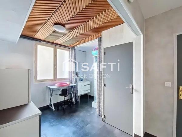 Maison familiale, jardin clos, volumes lumineux