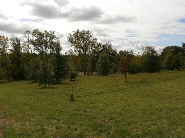 Grand terrain de 1566m² sur les hauteurs d'Astaffort.