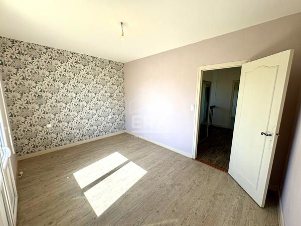 Maison Pineuilh 6 pièce(s) 3 chambres 146 m2 habitables quartier calme possibilité de vivre de plain pied