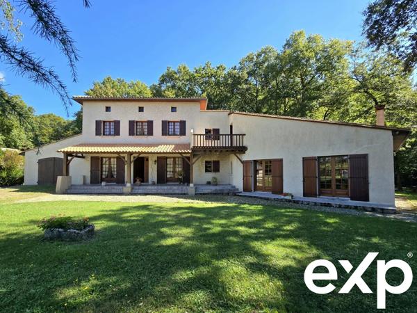 Maison d'architecte et son immense hangar