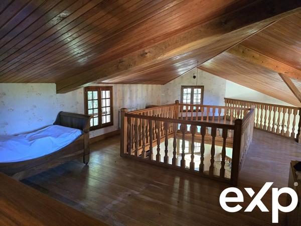 Maison d'architecte et son immense hangar